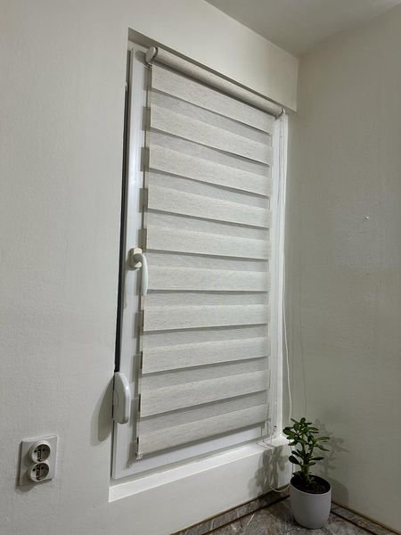 Zebra Zavese Bela Boja- Dan i Noć (Rolo Trakaste Zavese)