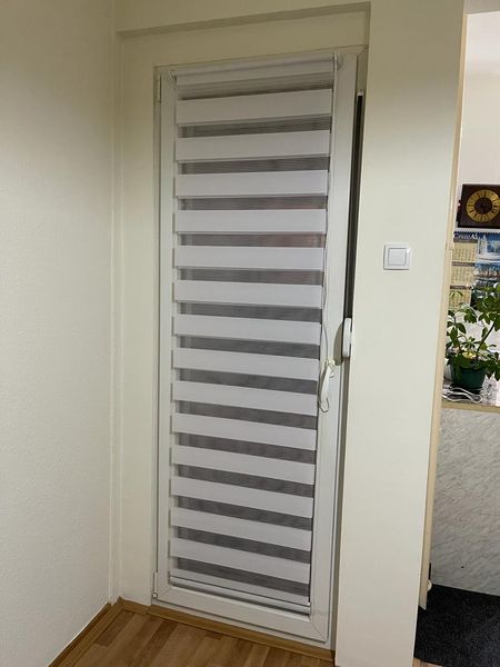 Zebra Zavese Bela Boja- Dan i Noć (Rolo Trakaste Zavese)