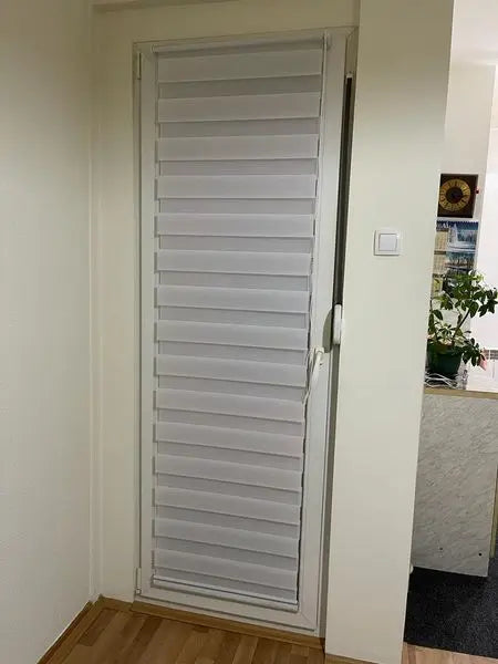 Zebra Zavese Bela Boja- Dan i Noć (Rolo Trakaste Zavese) Deo Dekor