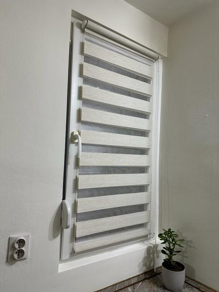 Zebra Zavese Bela Boja- Dan i Noć (Rolo Trakaste Zavese)